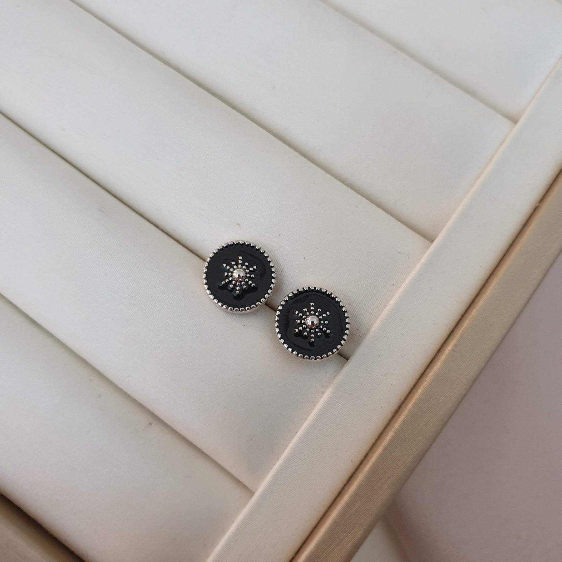 حلق فضة مطلي روديوم مضمون مطلي بالمينا السوداء - 40%