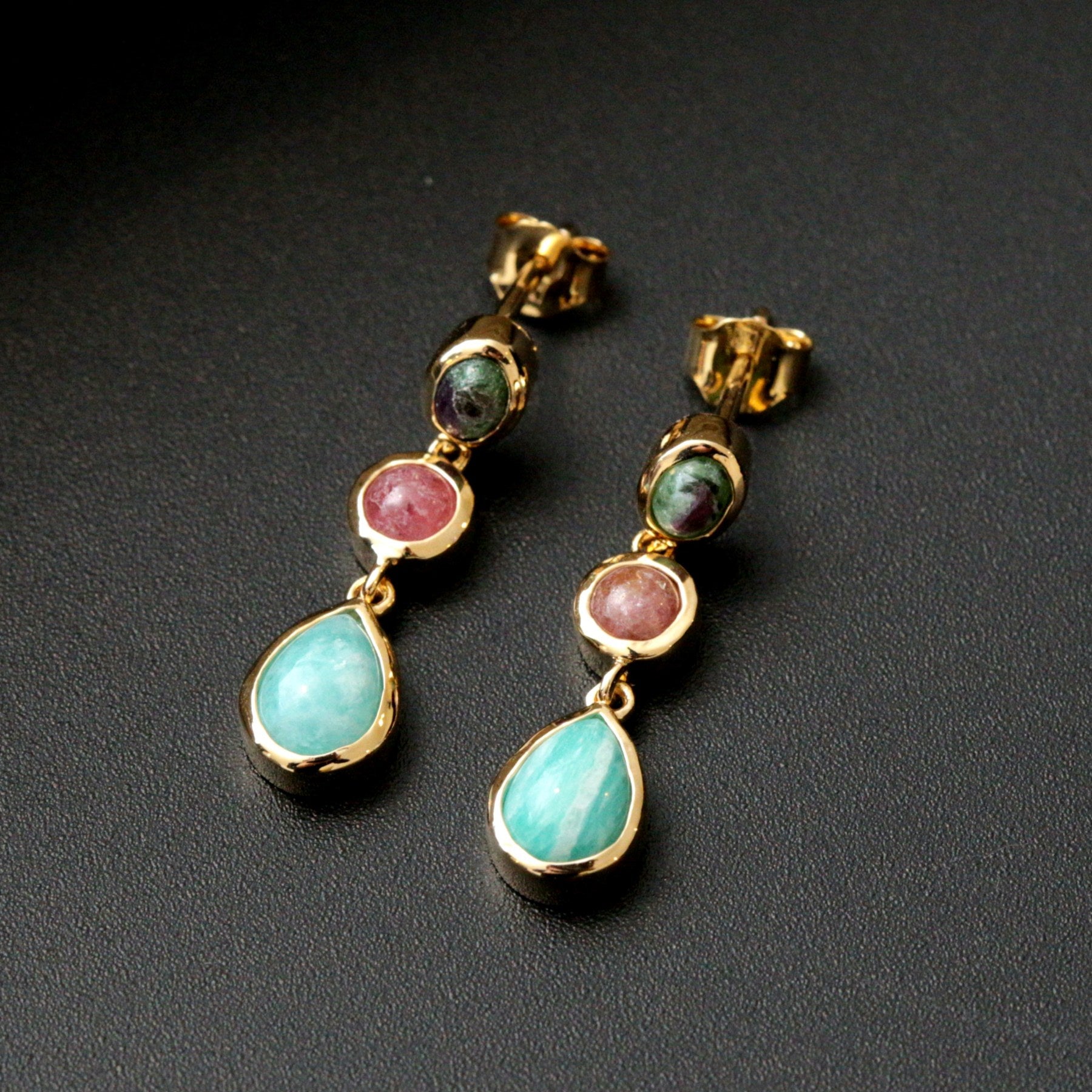 Boucle d'oreille plaqué Or 750 3 microns garanti 10 ans bijouxcn la coque de nacre Paris pierres : Amazonite rhodonite et rubis zoïsite