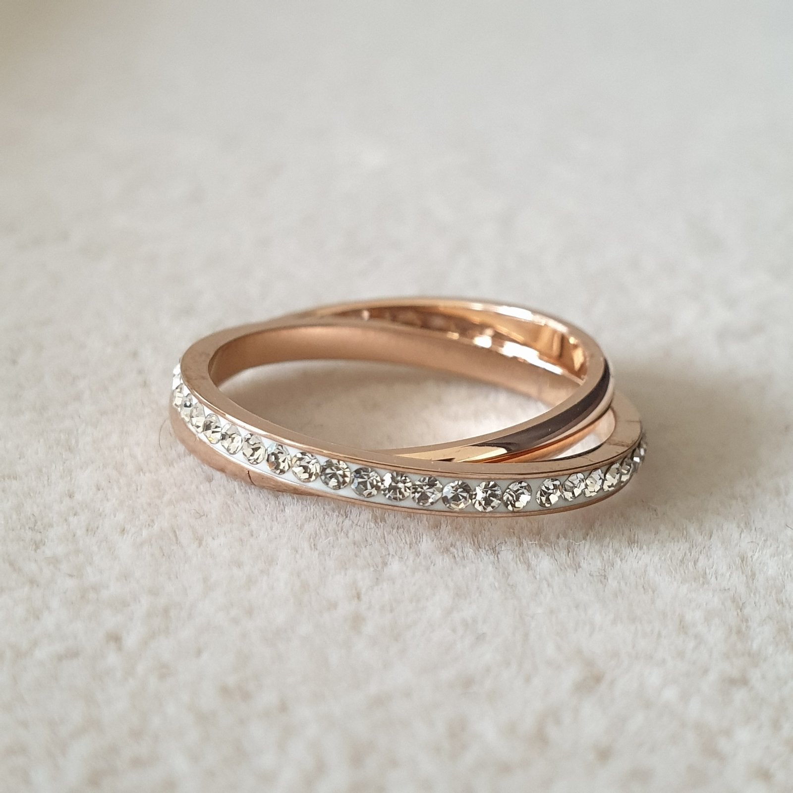 Bague acier garanti inoxydable double anneaux croisés avec pierre rose fold