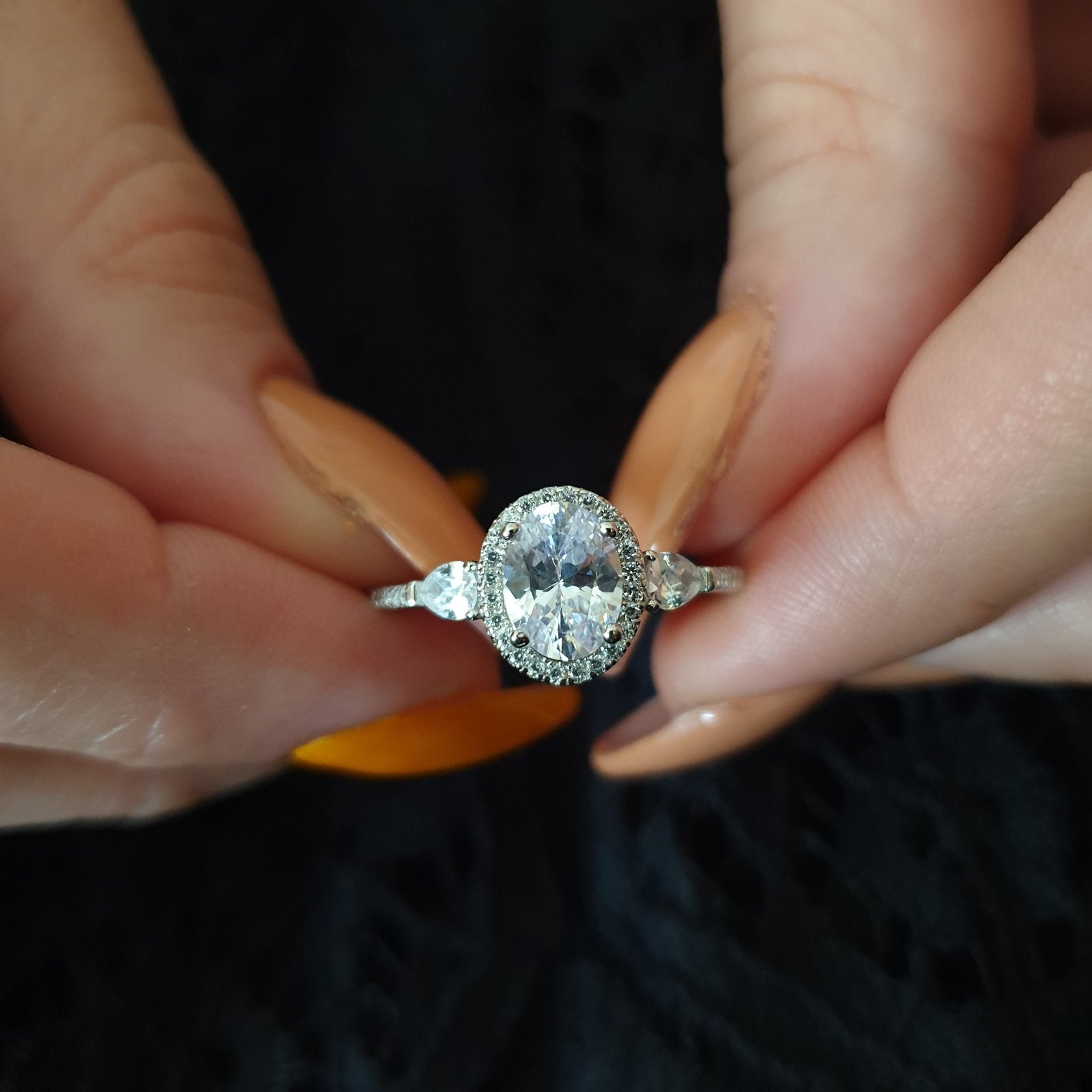 خاتم فضة مطلي بالروديوم مكفول بيضاوي 2 لوز