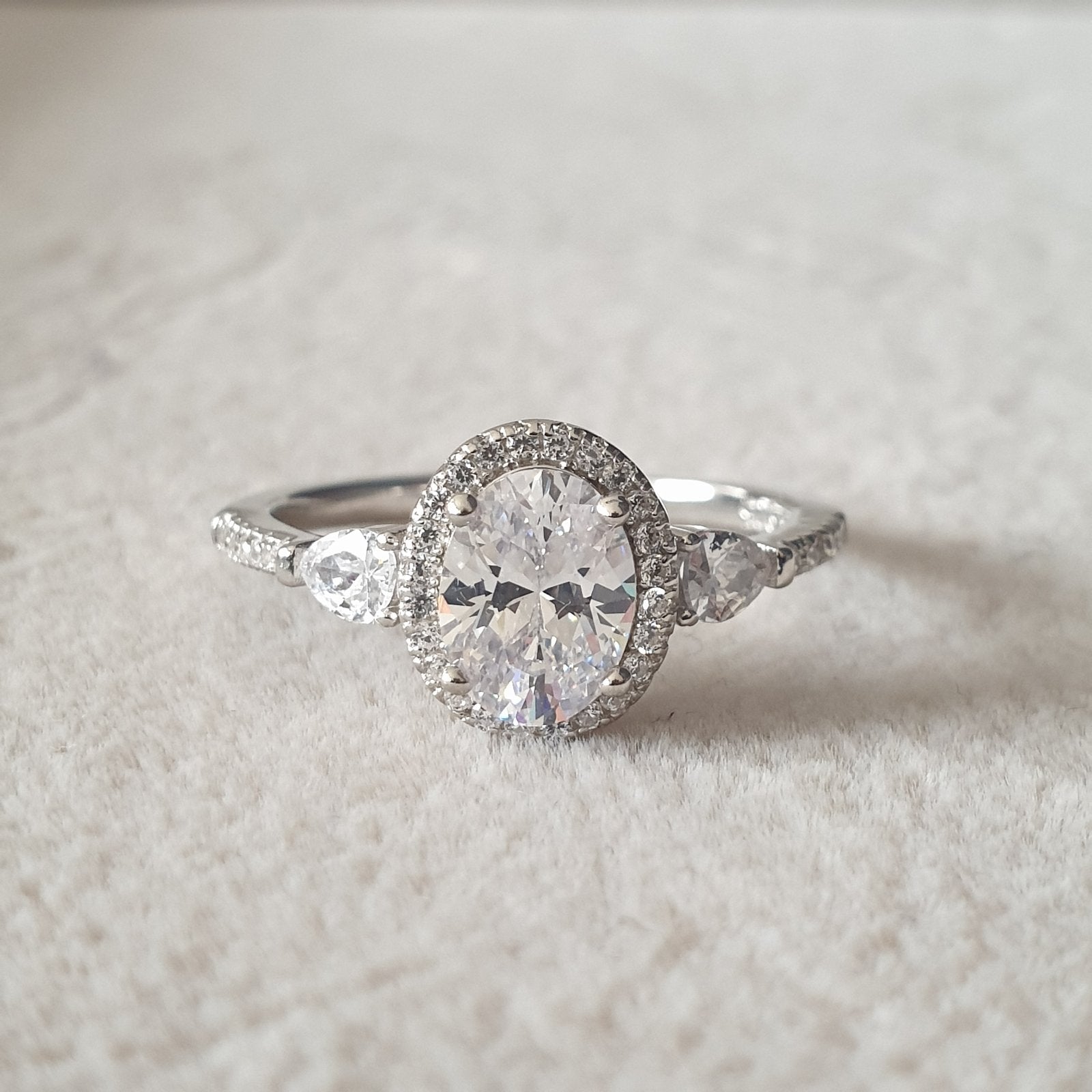 خاتم فضة مطلي بالروديوم مكفول بيضاوي 2 لوز