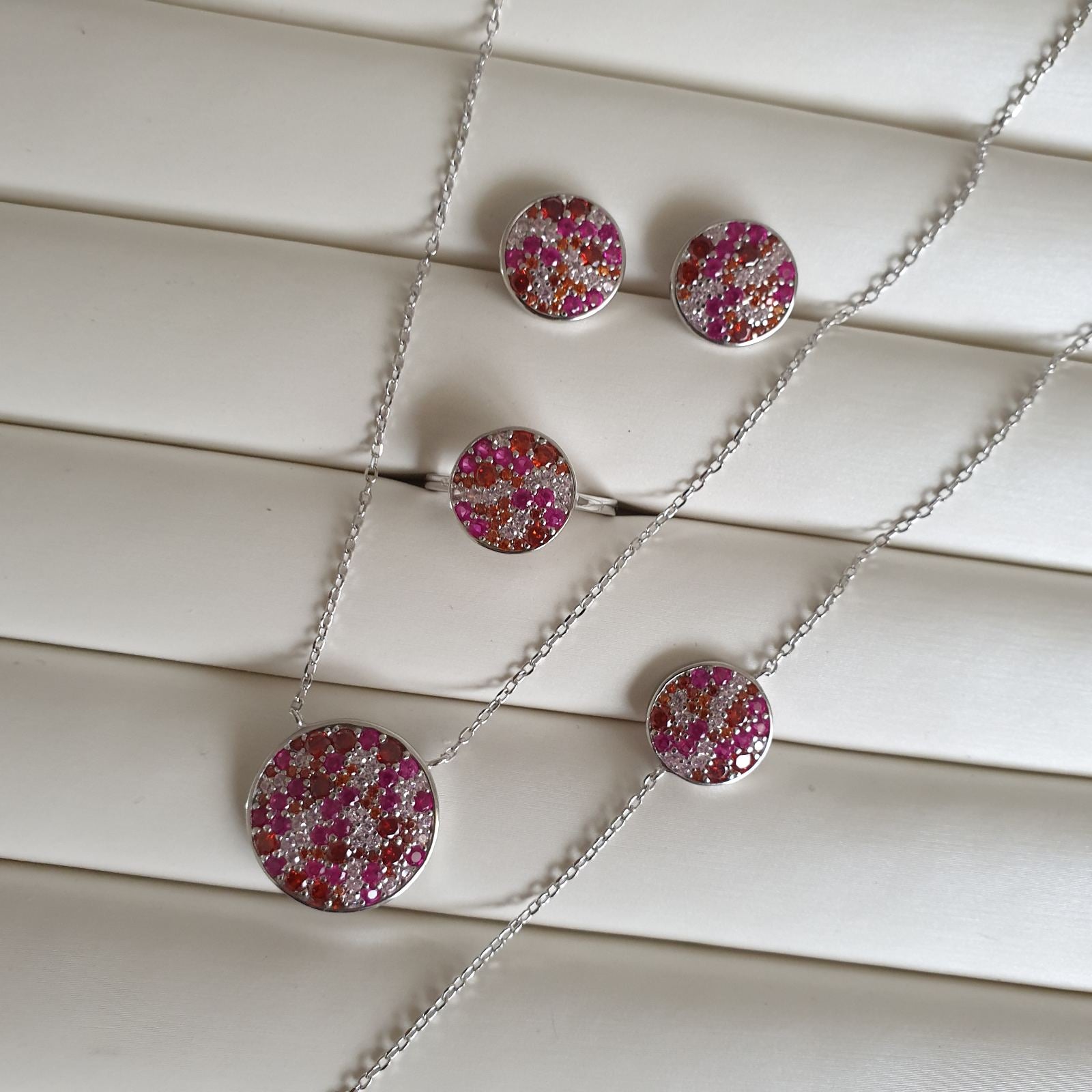 طقم من الفضة المطلية بالروديوم مكون من 4 قطع مكفولة بأحجار حمراء