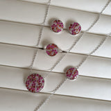 طقم من الفضة المطلية بالروديوم مكون من 4 قطع مكفولة بأحجار حمراء