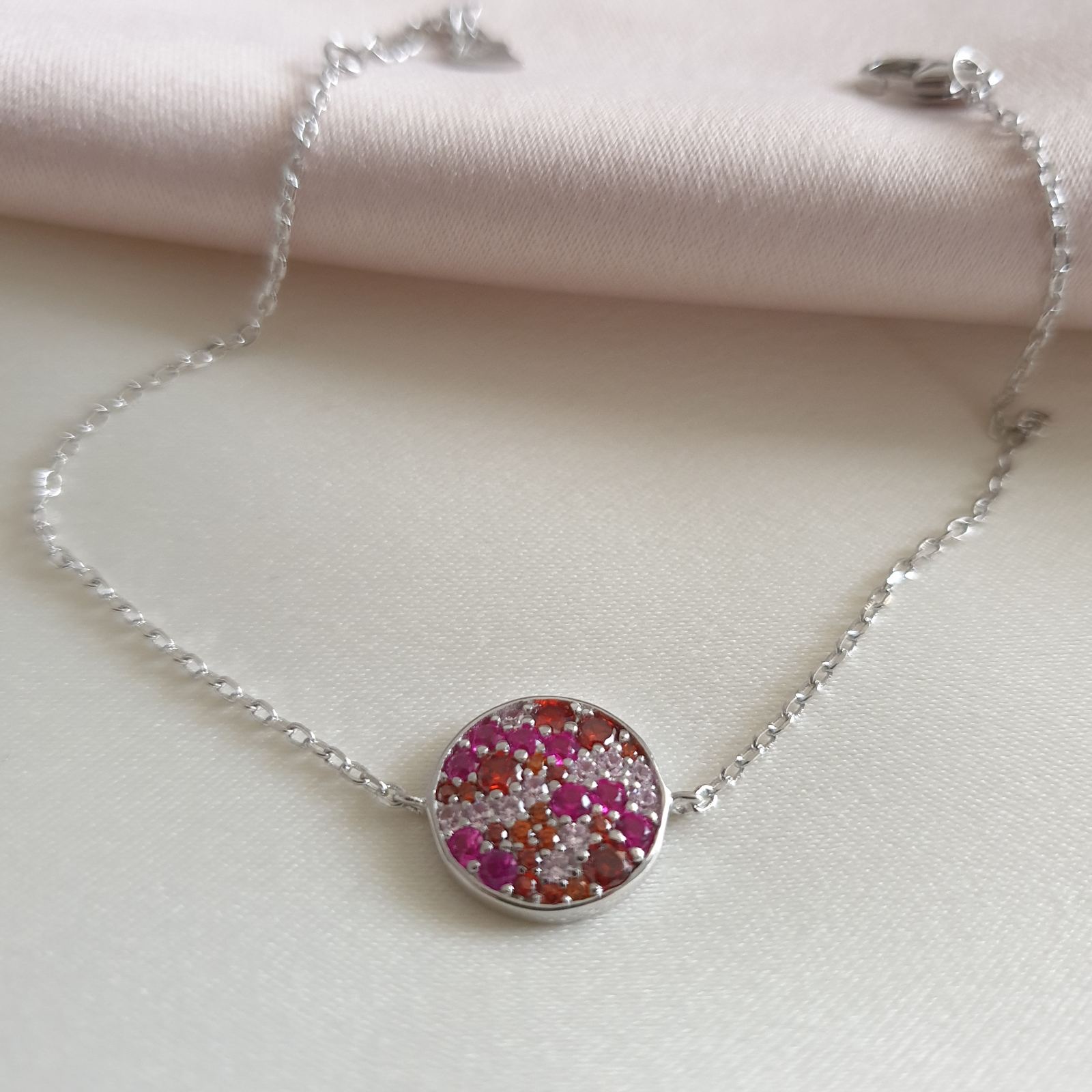 طقم من الفضة المطلية بالروديوم مكون من 4 قطع مكفولة بأحجار حمراء