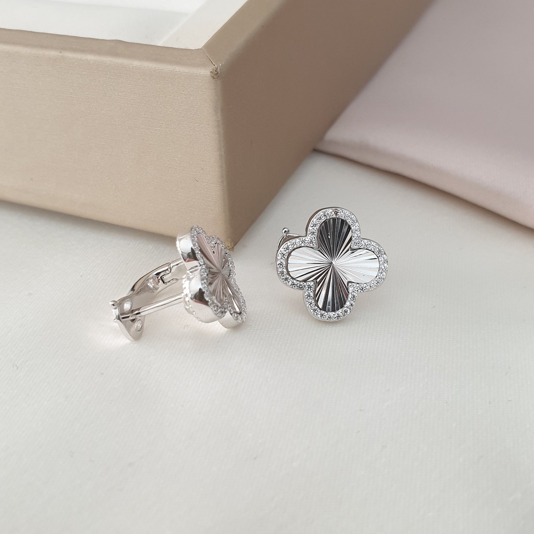Boucle d'oreille argent Rhodié garanti trèfle blanc soldeargent - 40%