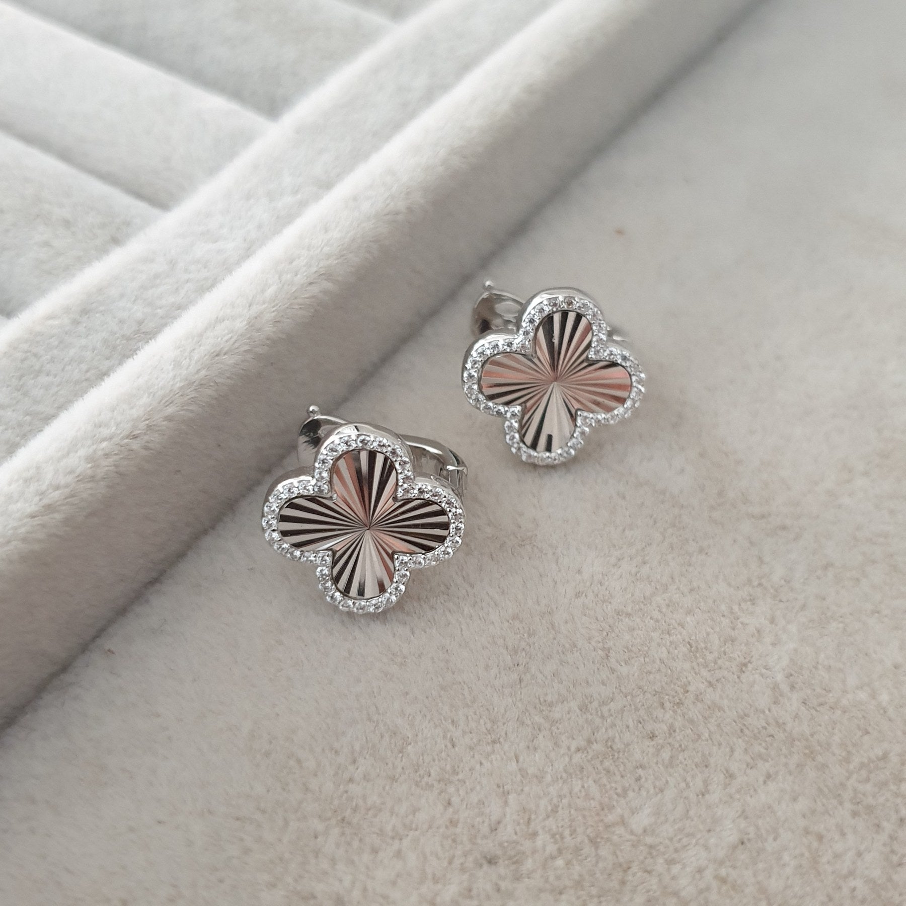 Boucle d'oreille argent Rhodié garanti trèfle blanc soldeargent - 40%