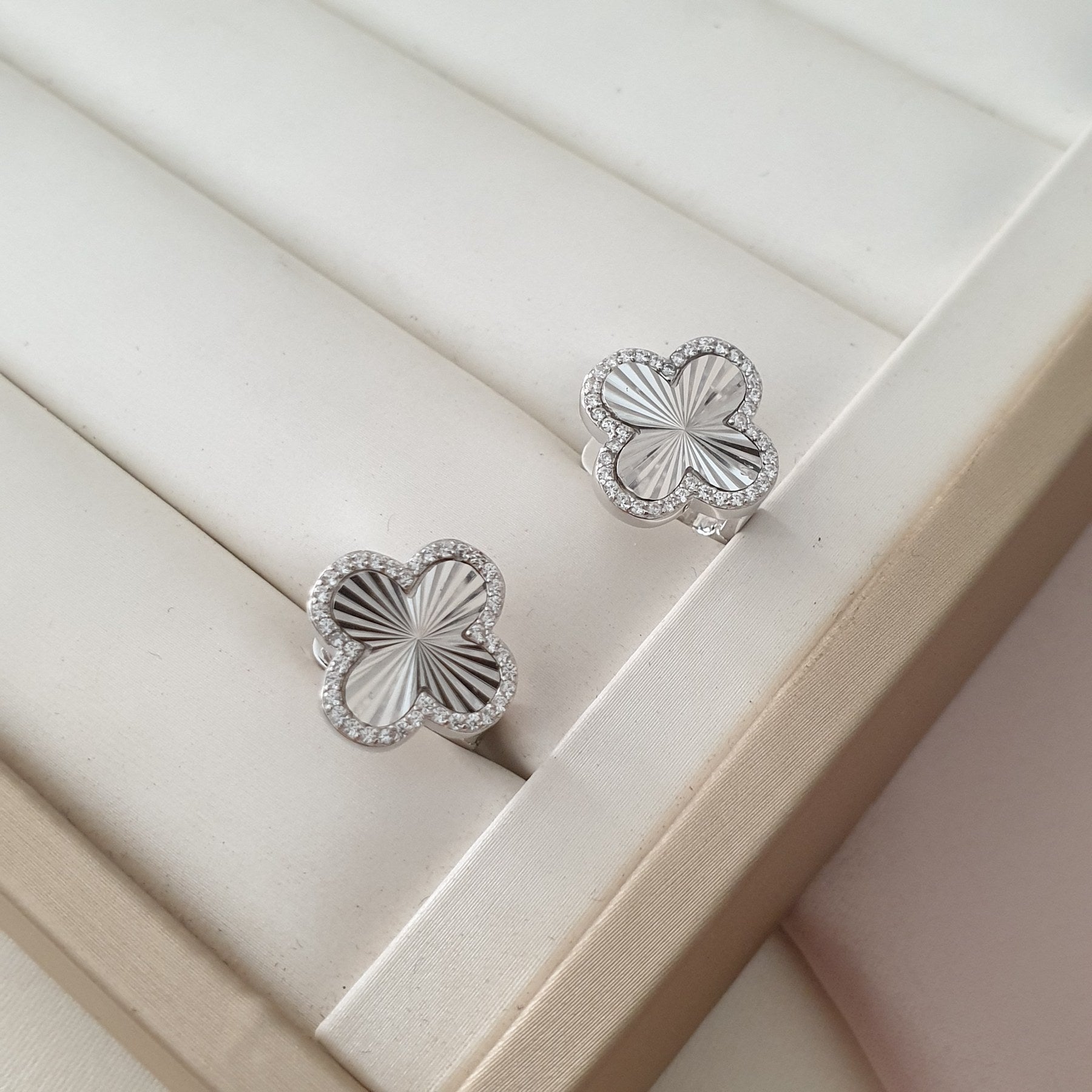 Boucle d'oreille argent Rhodié garanti trèfle blanc soldeargent - 40%