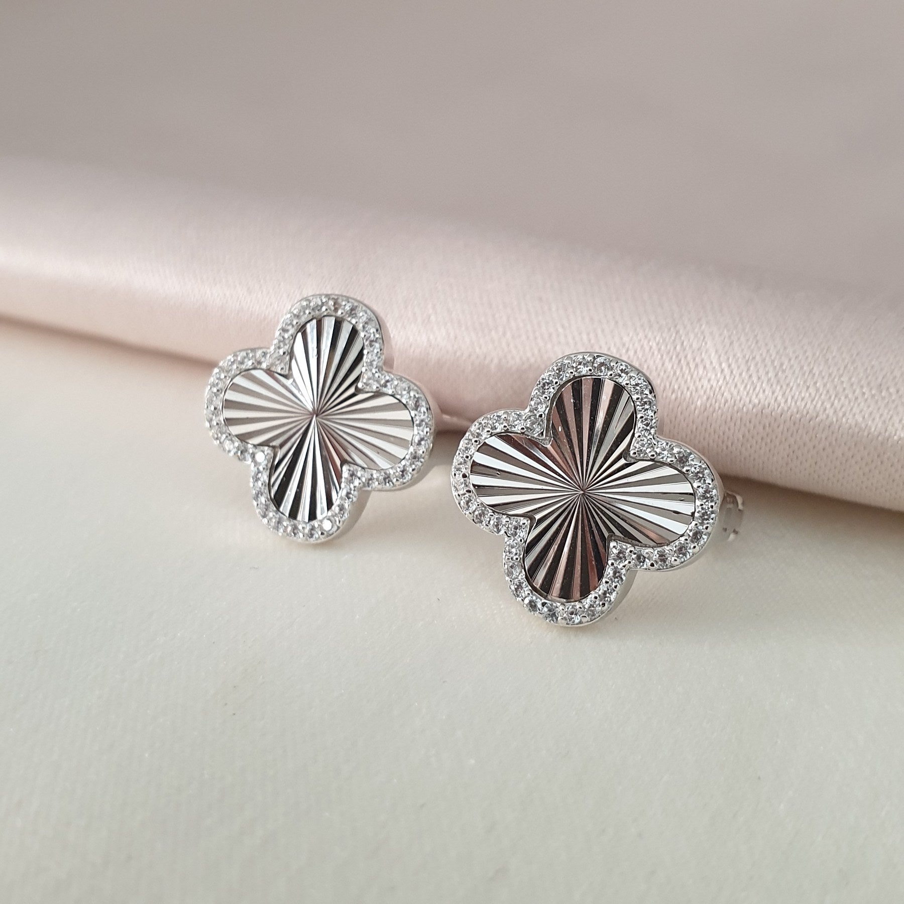 Boucle d'oreille argent Rhodié garanti trèfle blanc soldeargent - 40%