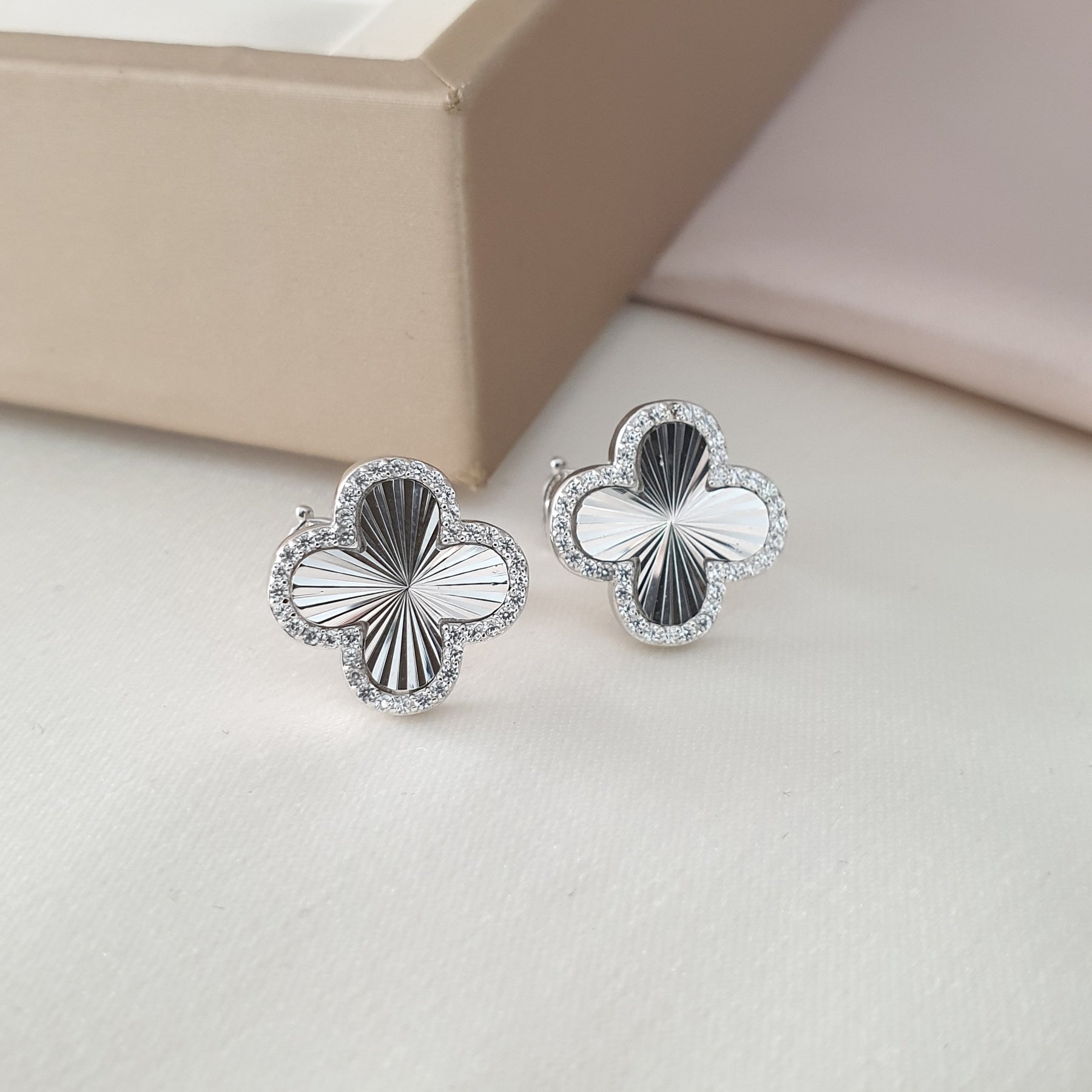Boucle d'oreille argent Rhodié garanti trèfle blanc soldeargent - 40%