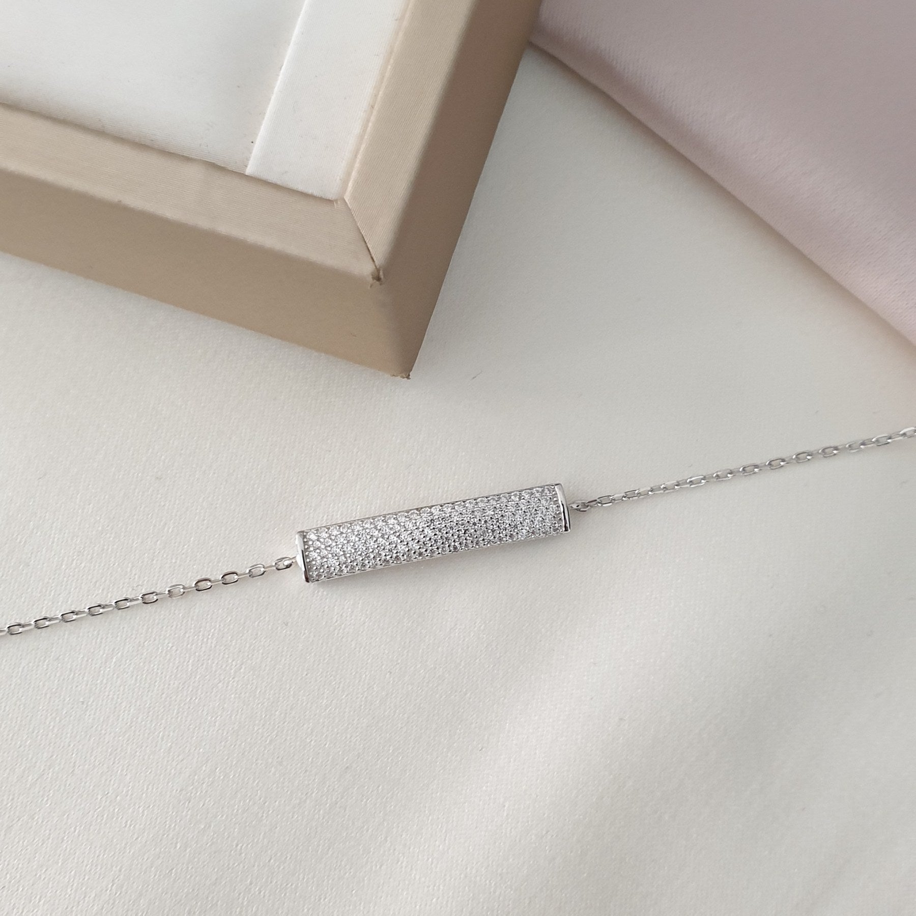 Gourmette argent Rhodié garanti le rectangle en pierres